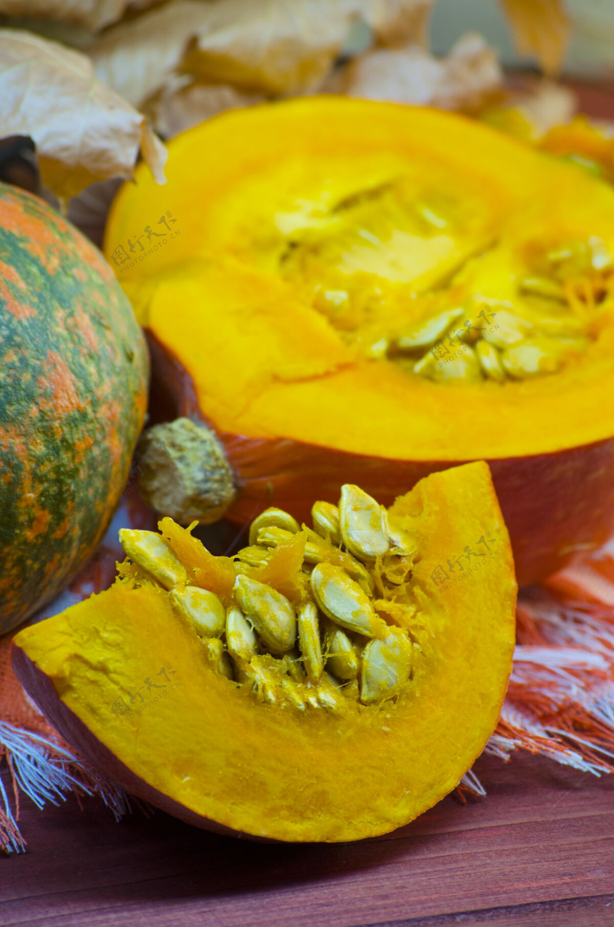 秋天熟南瓜和南瓜子在里面蔬菜健康卡路里
