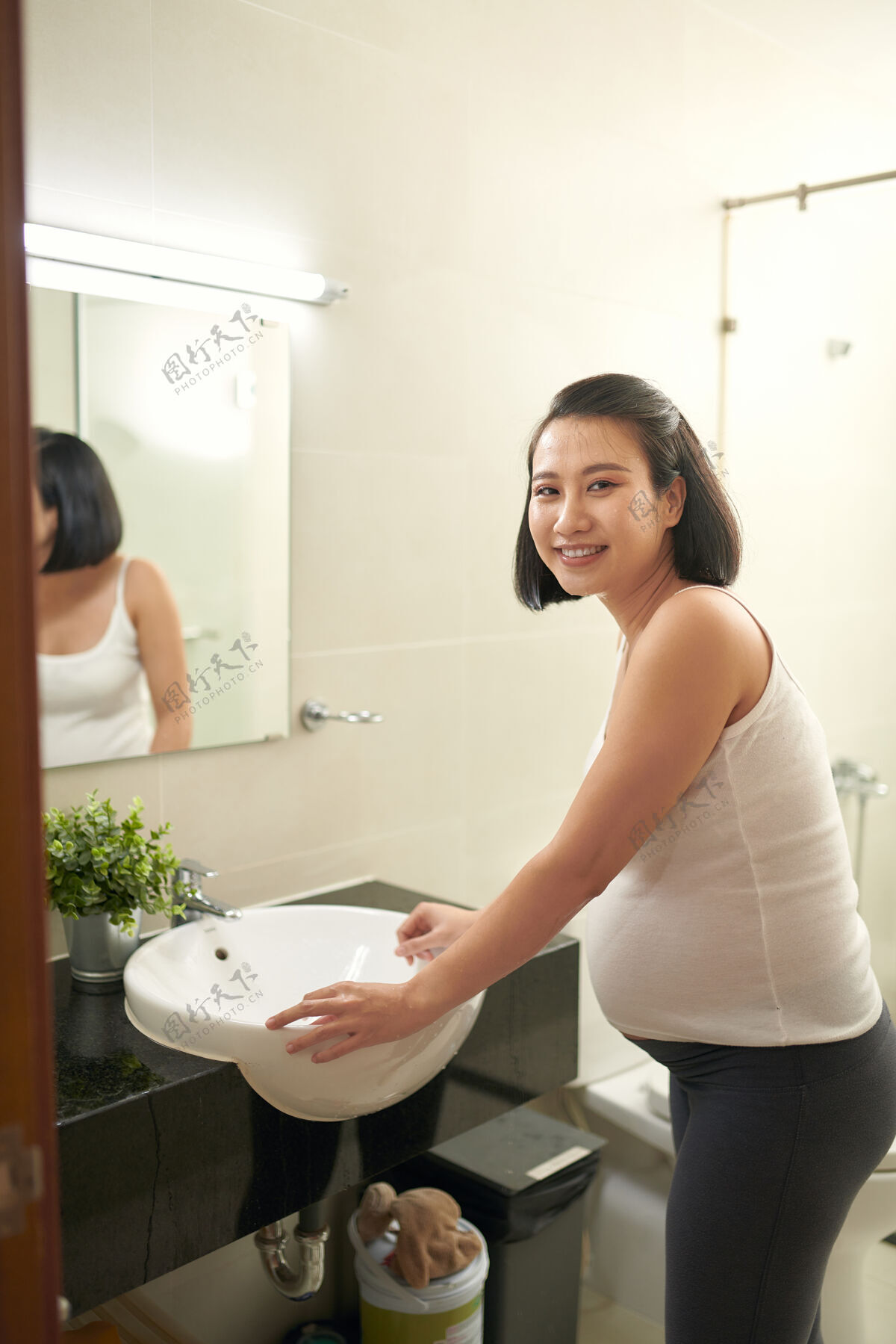 成人美女在浴室洗脸的特写镜头擦洗肖像中国