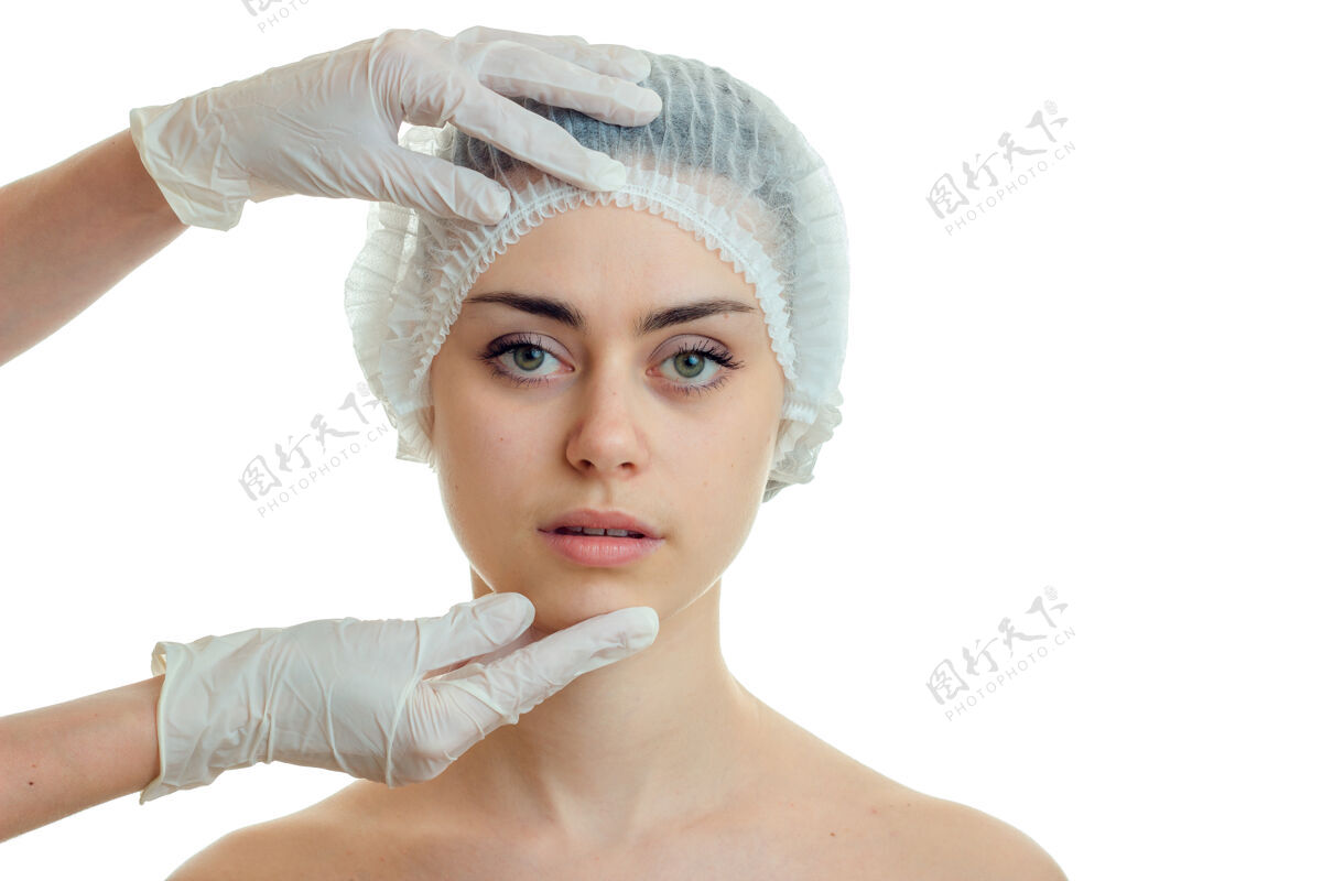 医疗保健年轻可爱的女人在整形外科隔离在白墙上针头皱纹特写