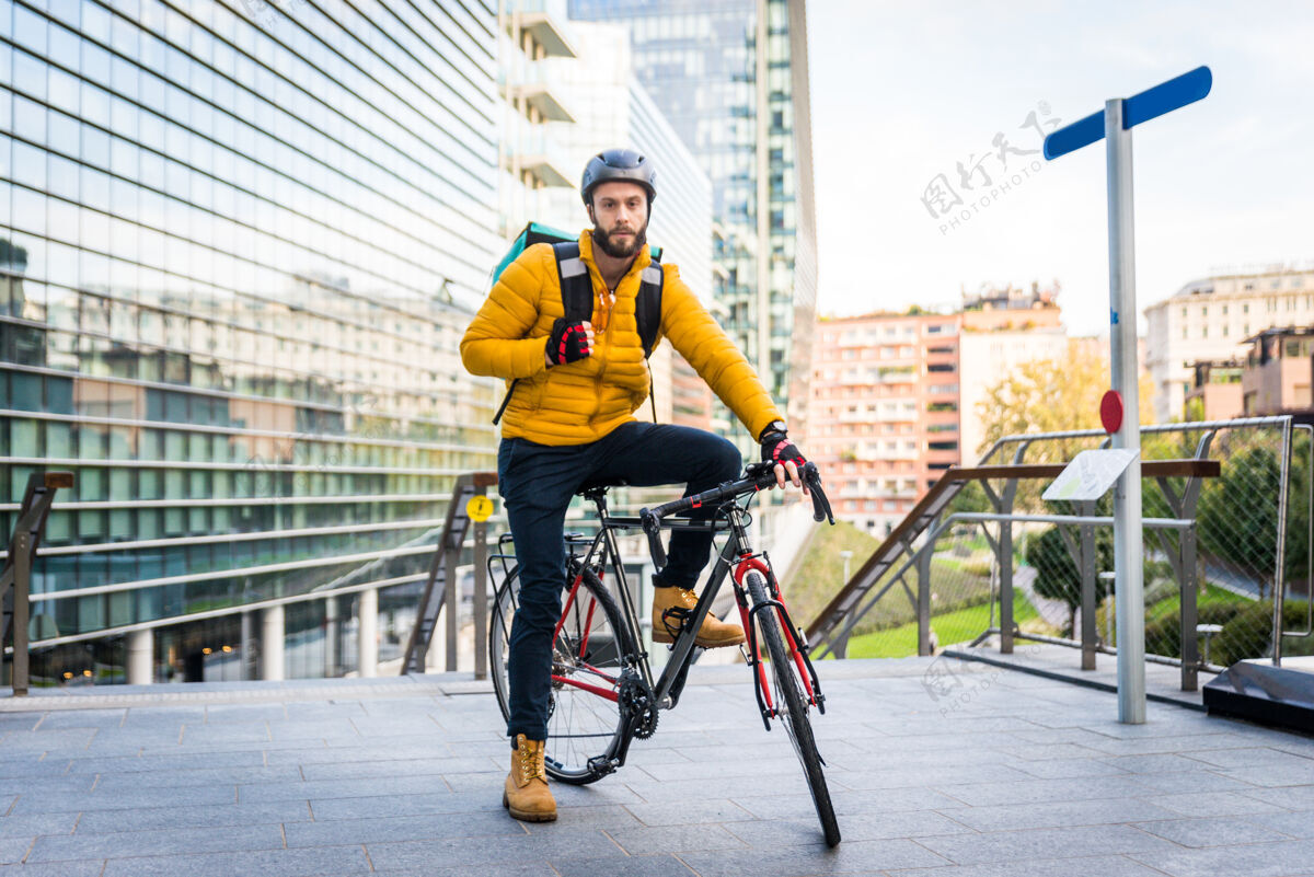 工作送菜服务 骑手用自行车送菜给客户-关于交通 送菜和技术的概念自行车公寓快递