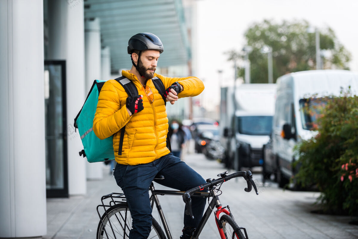 工作送菜服务 骑手用自行车送菜给客户-关于交通 送菜和技术的概念应用程序外面自行车