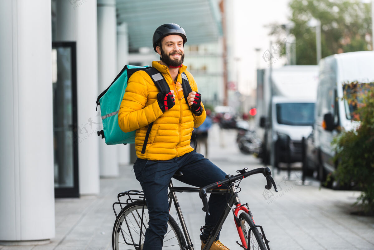 自行车送菜服务 骑手用自行车送菜给客户-关于交通 送菜和技术的概念男人房子骑手