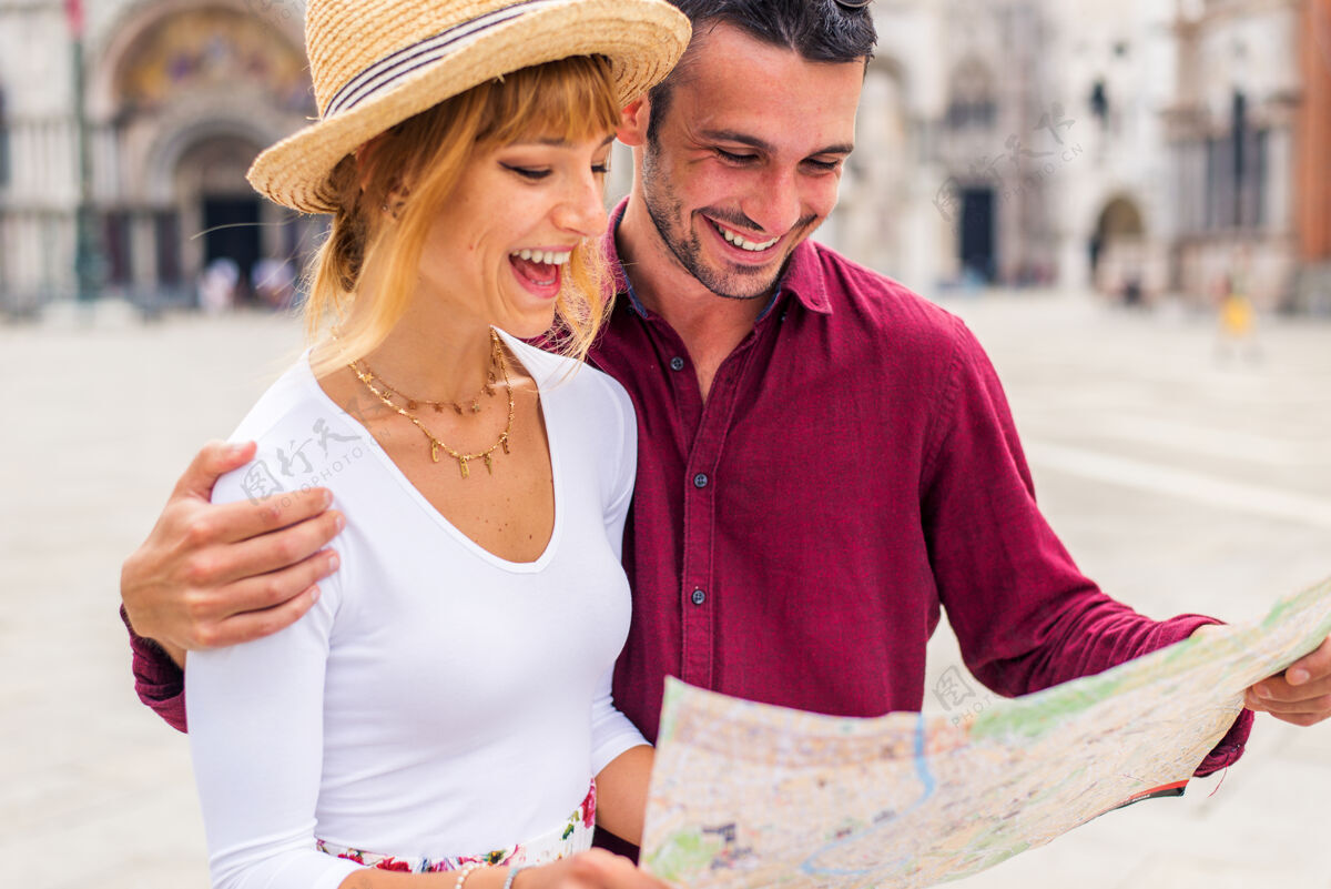 一起年轻夫妇在威尼斯游玩-游客在意大利旅游和观光威尼斯最相关的地标-关于生活方式 旅游 旅游的概念威尼斯观光度假