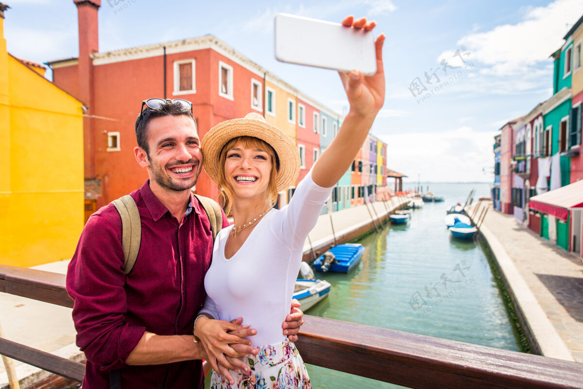 观光年轻夫妇在威尼斯游玩-游客在意大利旅游和观光威尼斯最相关的地标-关于生活方式 旅游 旅游的概念快乐博主度假