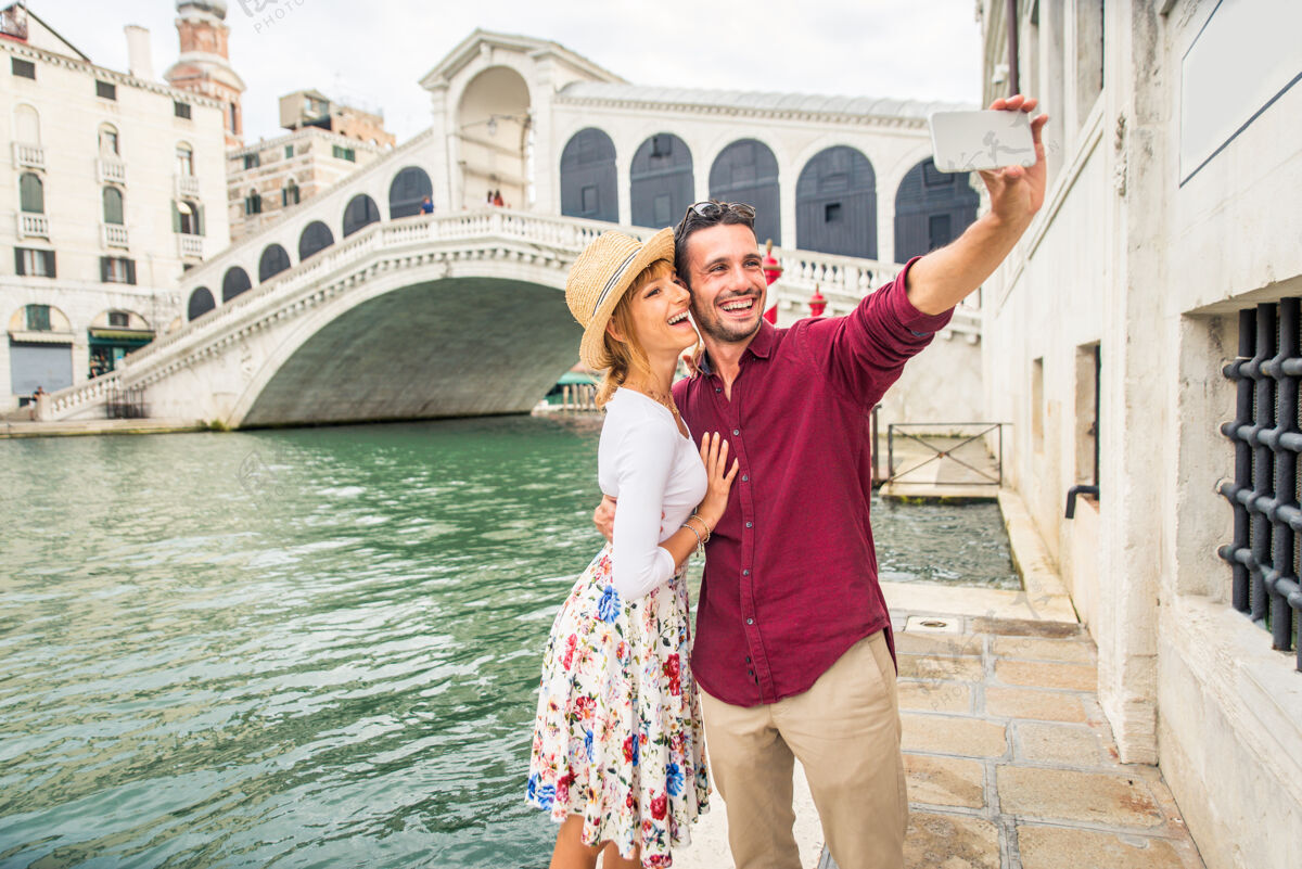 浪漫年轻夫妇在威尼斯游玩-游客在意大利旅游和观光威尼斯最相关的地标-关于生活方式 旅游 旅游的概念地标旅游手机