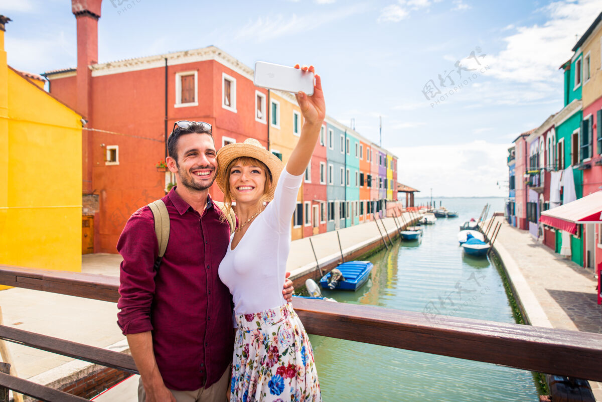 地标年轻夫妇在威尼斯游玩-游客在意大利旅游和观光威尼斯最相关的地标-关于生活方式 旅游 旅游的概念度假美丽人
