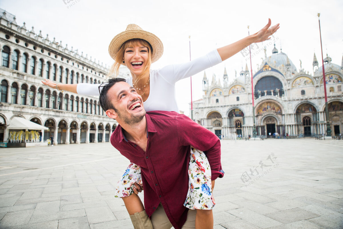 快乐年轻夫妇在威尼斯游玩-游客在意大利旅游和观光威尼斯最相关的地标-关于生活方式 旅游 旅游的概念城市情人年轻