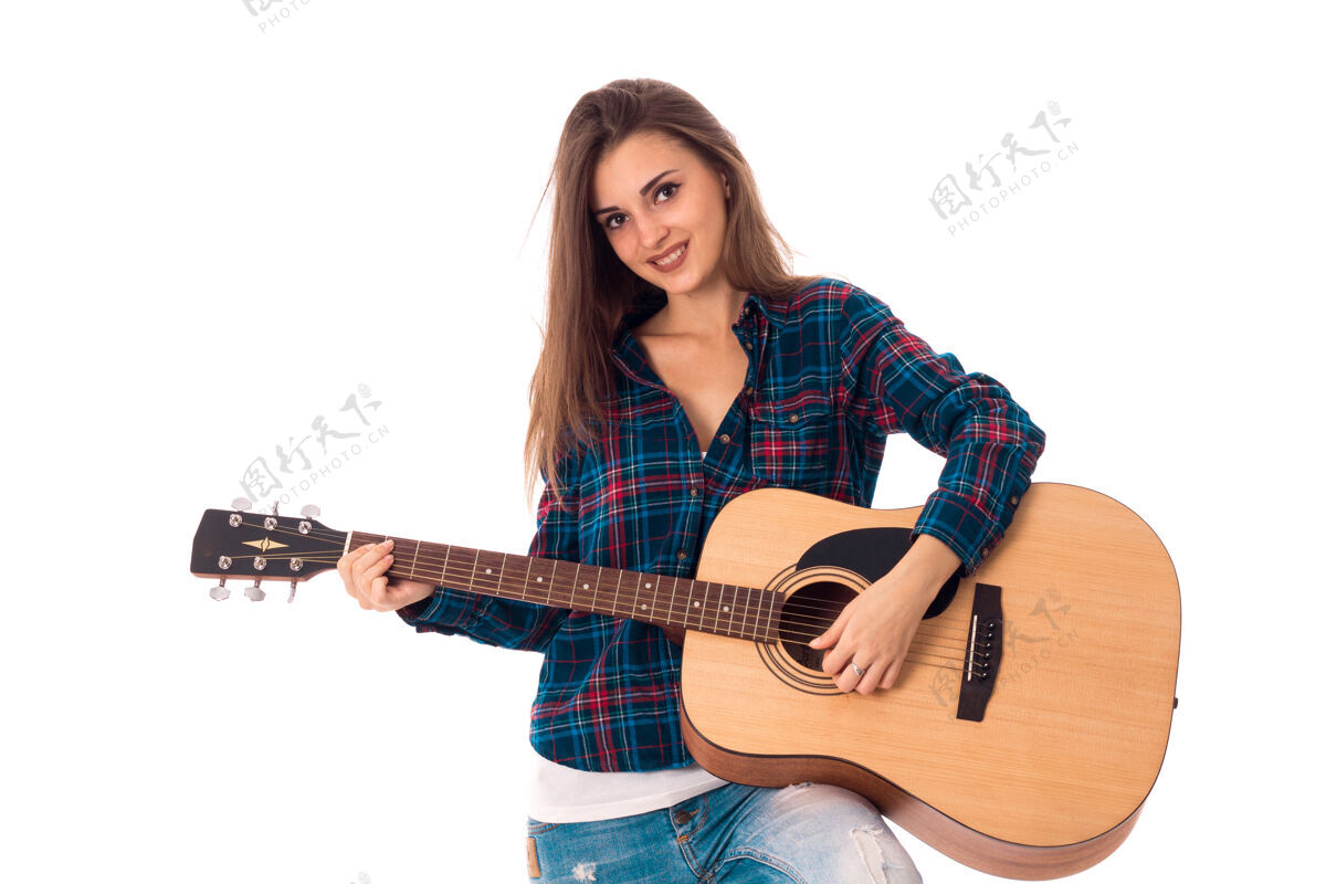 人物迷人的黑发女人在白墙上弹吉他优雅休闲休闲