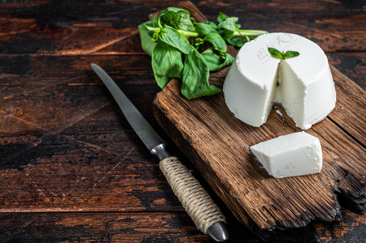 奶酪新鲜乳清干酪放在木板上加罗勒乡村生的凝乳