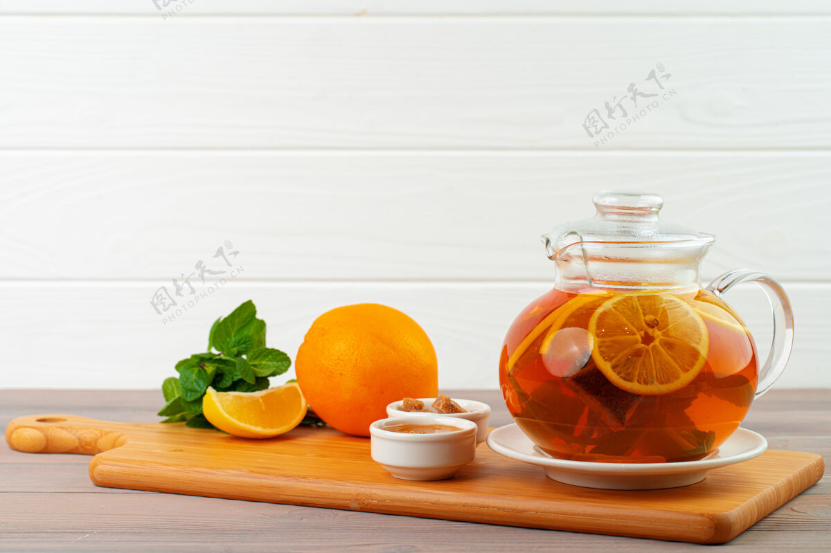 热茶红茶和柑橘片的玻璃茶壶圣诞节传统茶壶