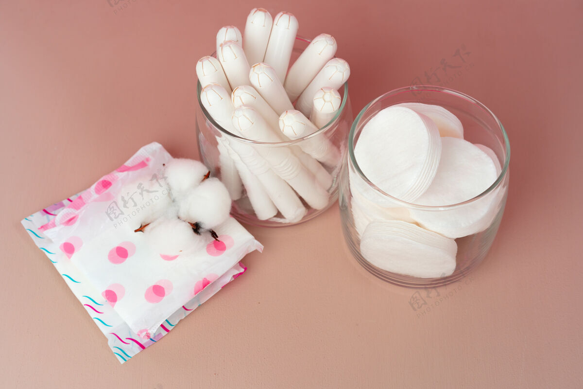卫生棉条妇女垫和卫生棉条在纸表面吸收保护蓬松的