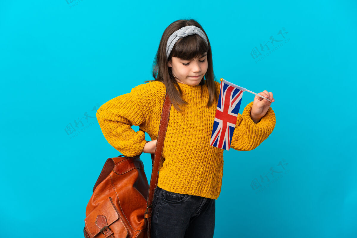 童年在蓝色的墙上学习英语的小女孩因为努力而背痛爱国国旗学校