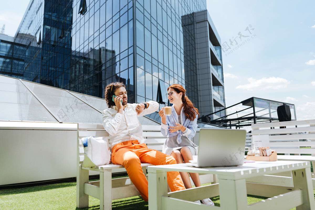 美味美味拿铁年轻漂亮的女人一边喝着美味的拿铁 一边坐在夏天的露台上靠近她的男人拿铁女性午餐