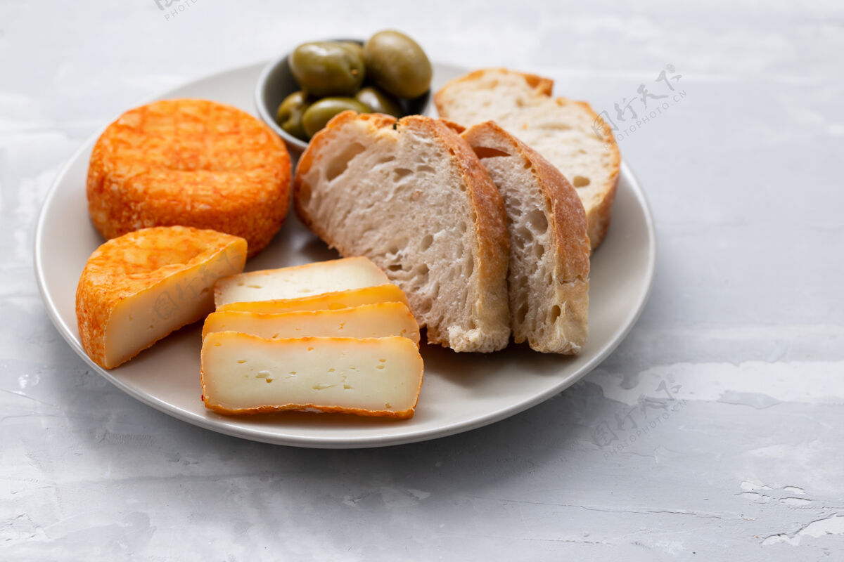 奶酪开胃奶酪配面包和橄榄小吃美味午餐