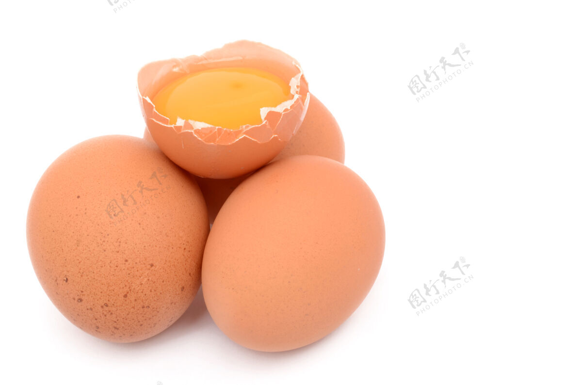 封闭鸡蛋在白色的表面蛋白质保护鸡蛋