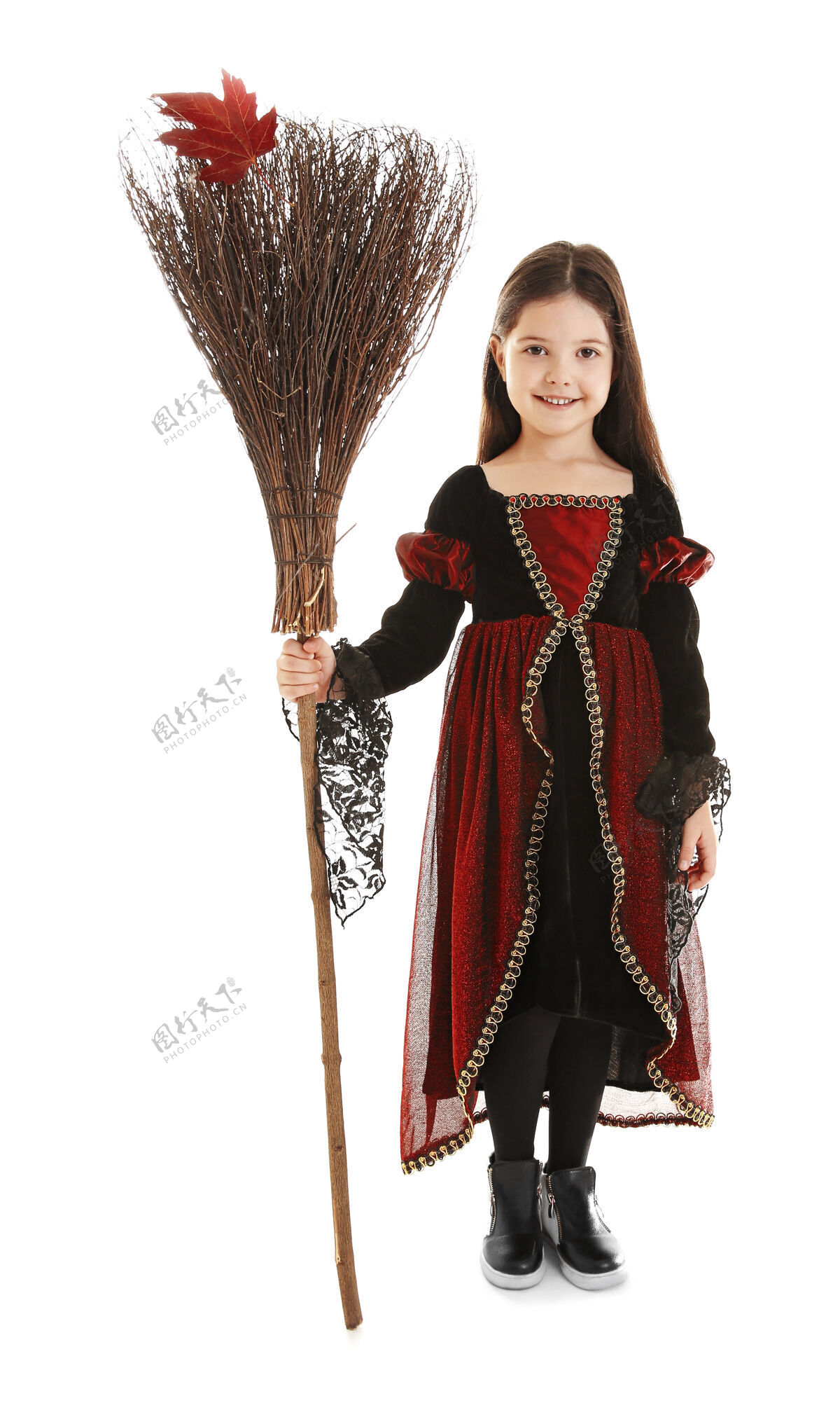 幽灵戴着扫帚的可爱女孩 穿着万圣节服装 亮着灯派对树叶服装