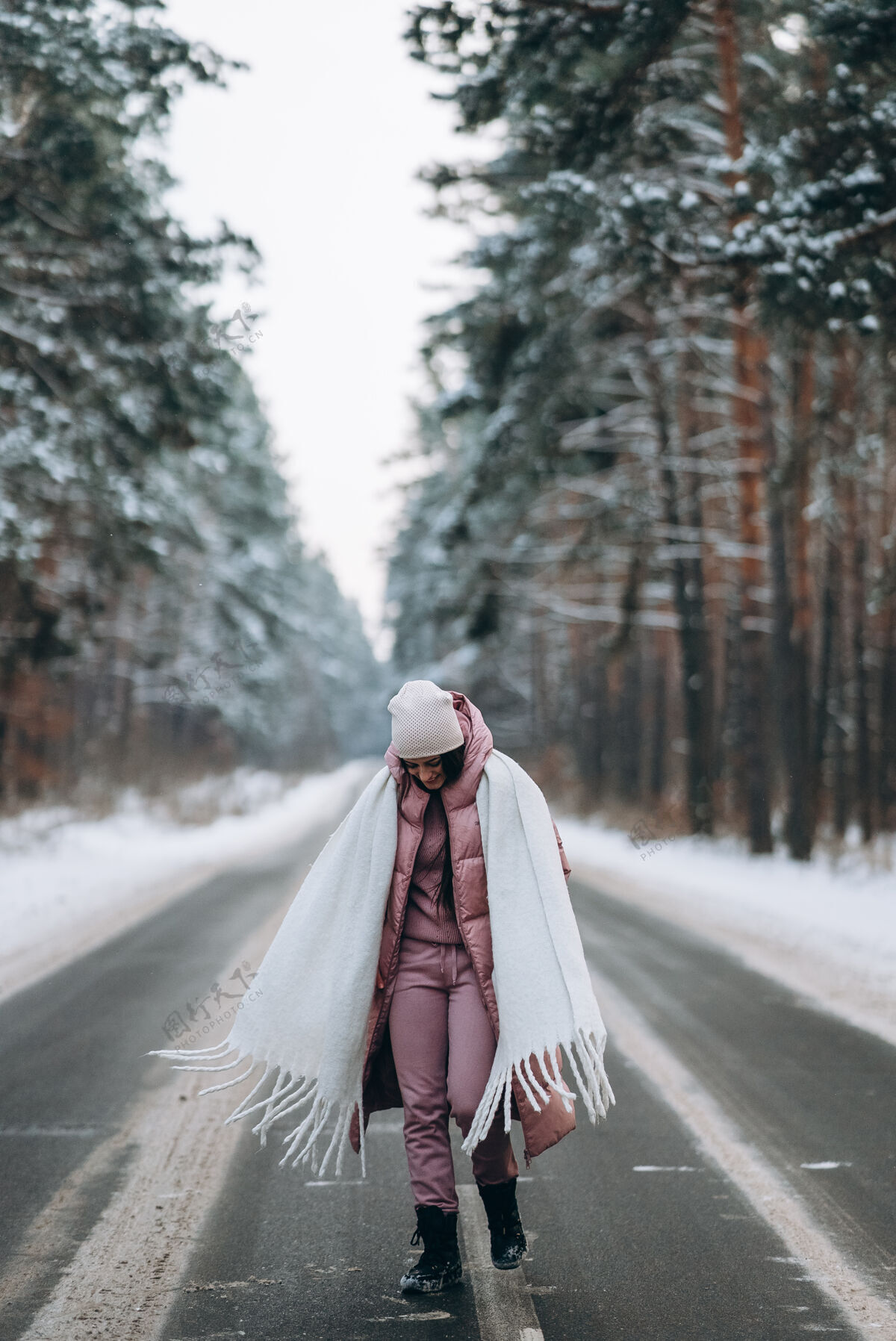 雪雪林中一位美丽的高加索妇女的画像人白种人寒冷