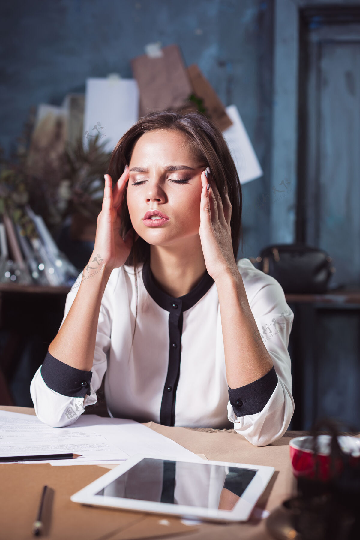 沮丧年轻沮丧的女人在阁楼家里或办公室办公桌前的笔记本电脑前工作 患有慢性每日头痛自由职业者感觉年轻