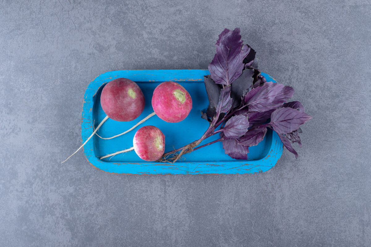 新鲜紫色罗勒与萝卜在板上 大理石表面好吃的营养食材