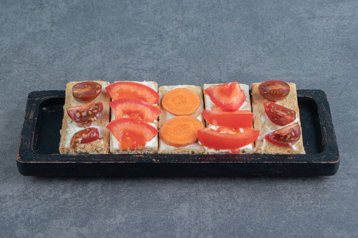 谷类在木板上用西红柿烤脆面包西红柿面包脆面包