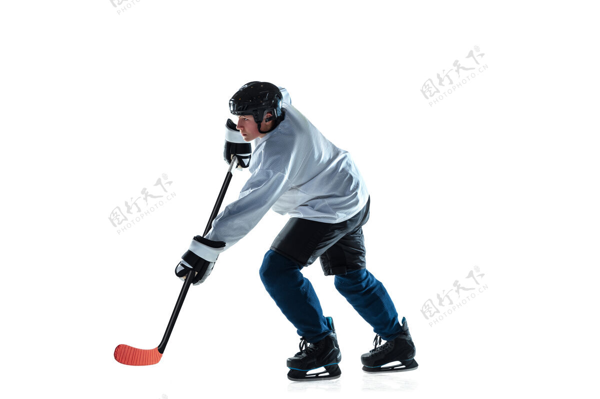 休息领导冰球场上的年轻男子冰球运动员 白色背景运动员戴着器械和头盔练习运动理念 健康的生活方式 运动 运动 动作冰运动服运动员