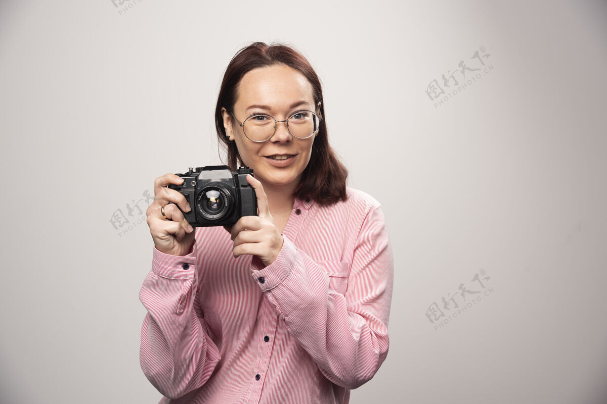 模特用白色相机拍照的女人高质量的照片镜头摄影师时尚