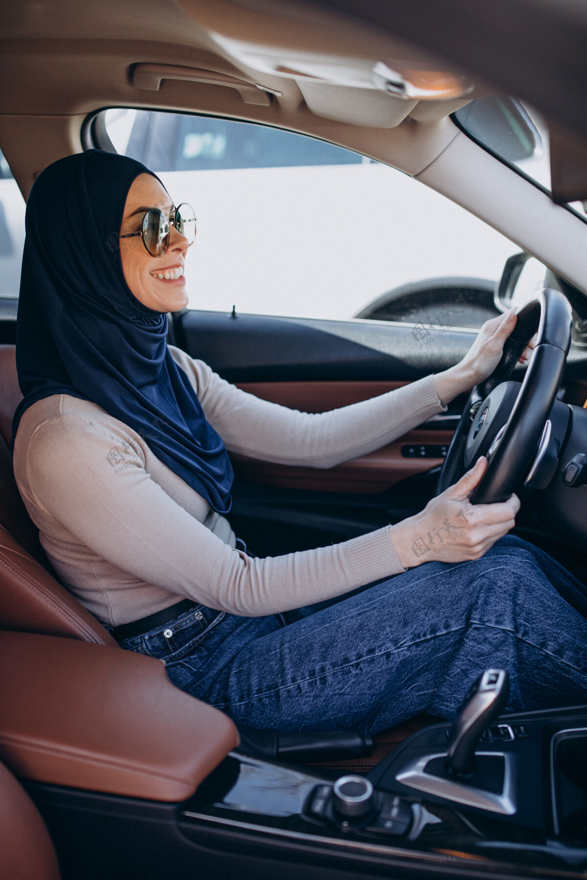 传统年轻的现代穆斯林妇女开车中间头巾文化