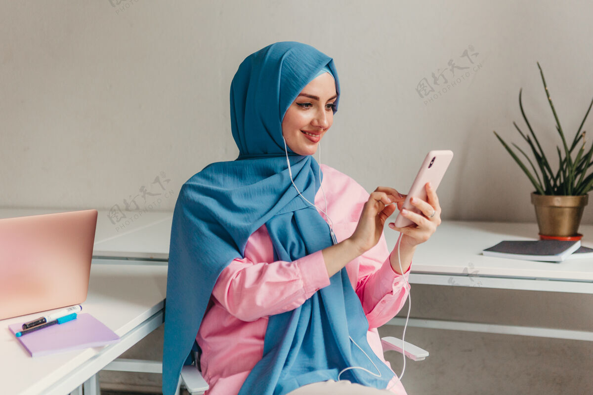 时尚年轻漂亮的现代穆斯林妇女戴着头巾在办公室的笔记本电脑上工作 教育在线企业家头巾笔记本电脑