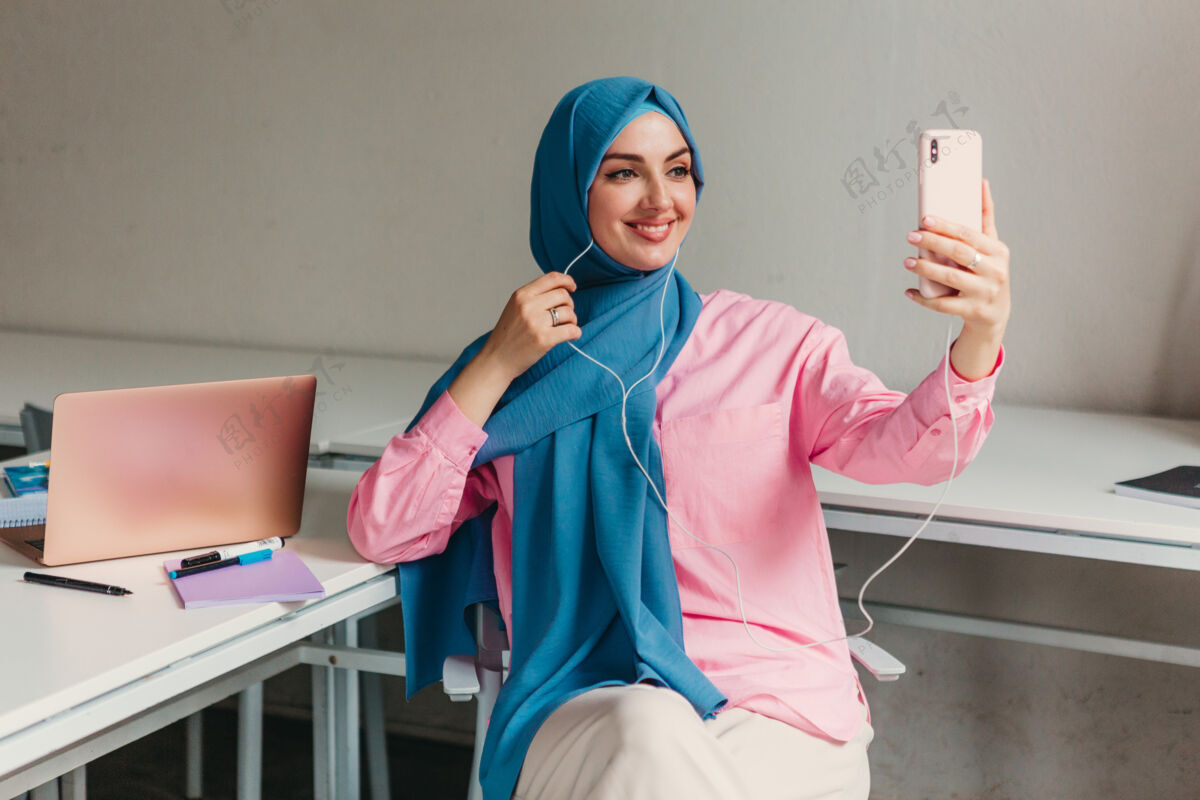 女商人年轻漂亮的现代穆斯林妇女戴着头巾在办公室的笔记本电脑上工作 教育在线工作穆斯林女性