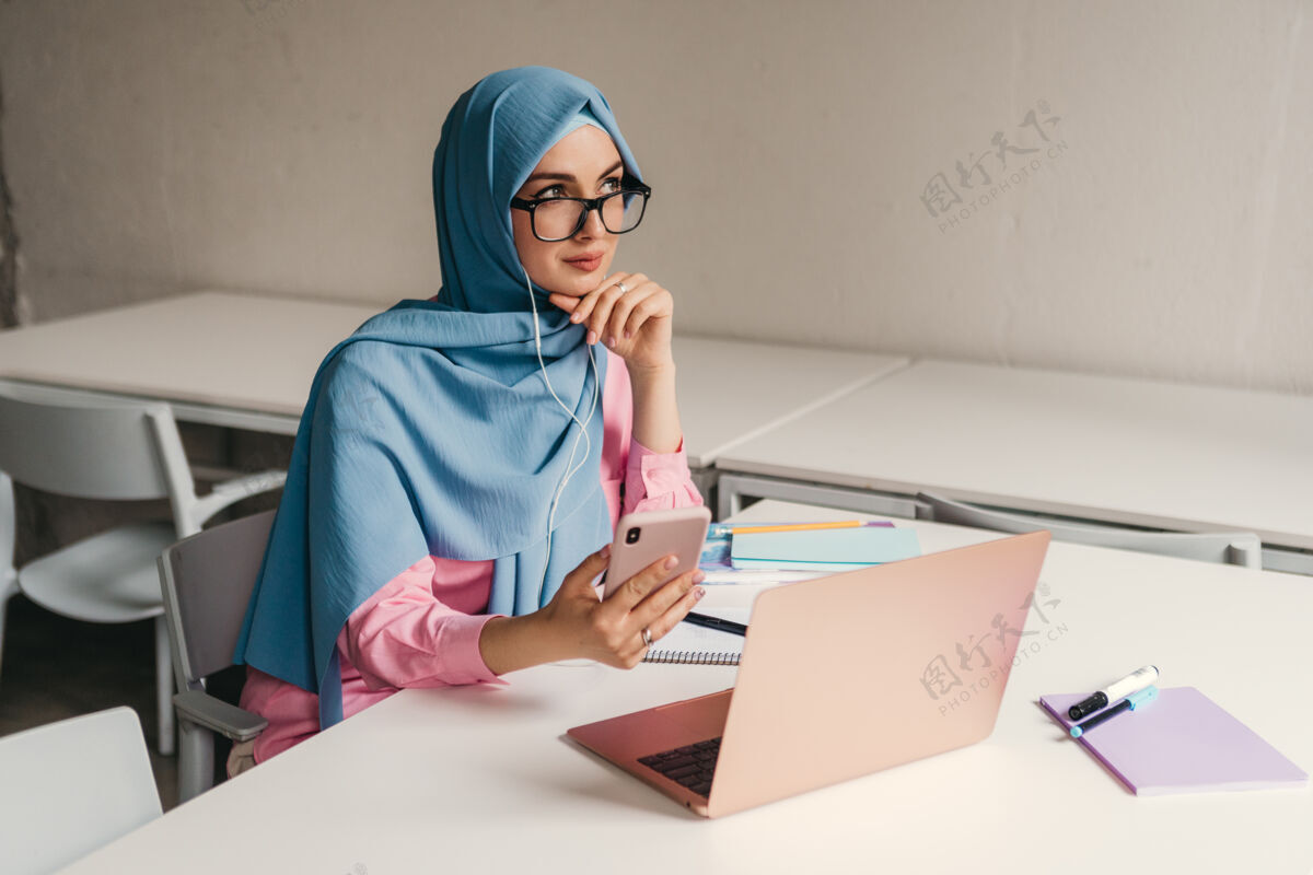女商人年轻漂亮的现代穆斯林妇女戴着头巾在办公室的笔记本电脑上工作 教育在线女性马来语传统