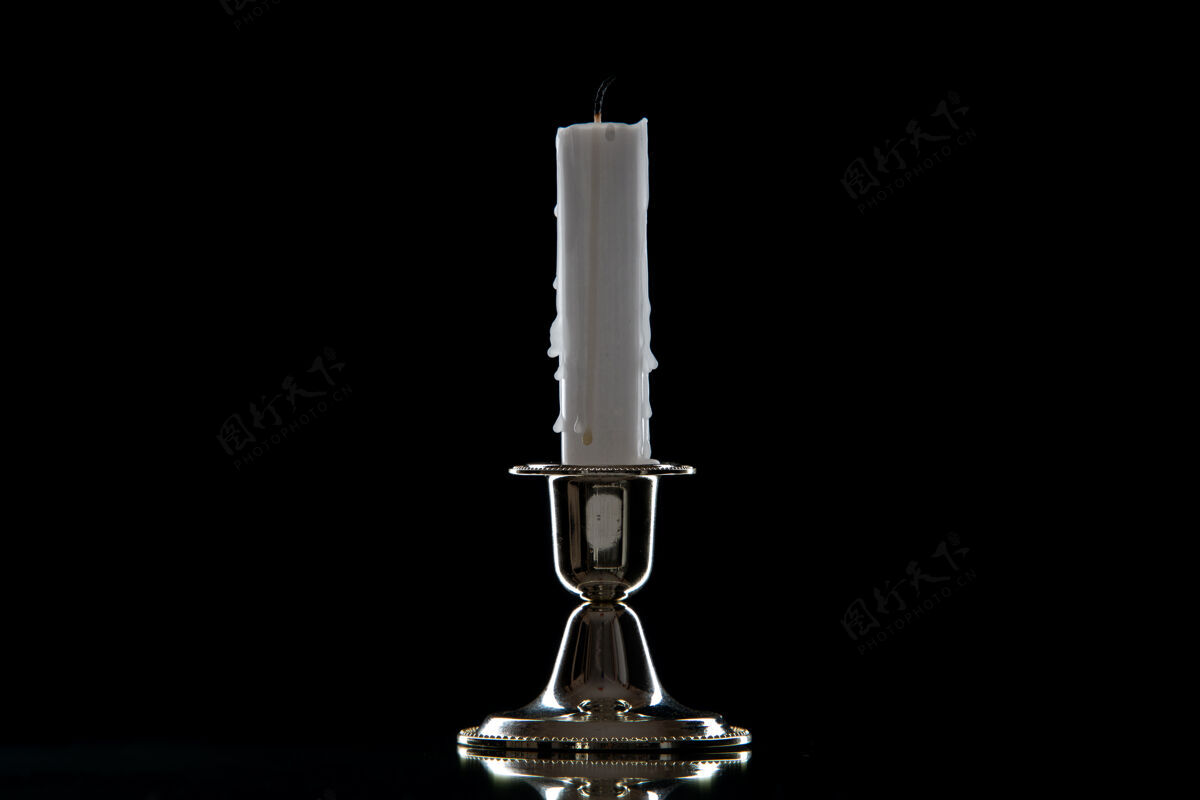 蜡烛在黑色的金色的立场上白色蜡烛的正面视图死亡烛台葬礼