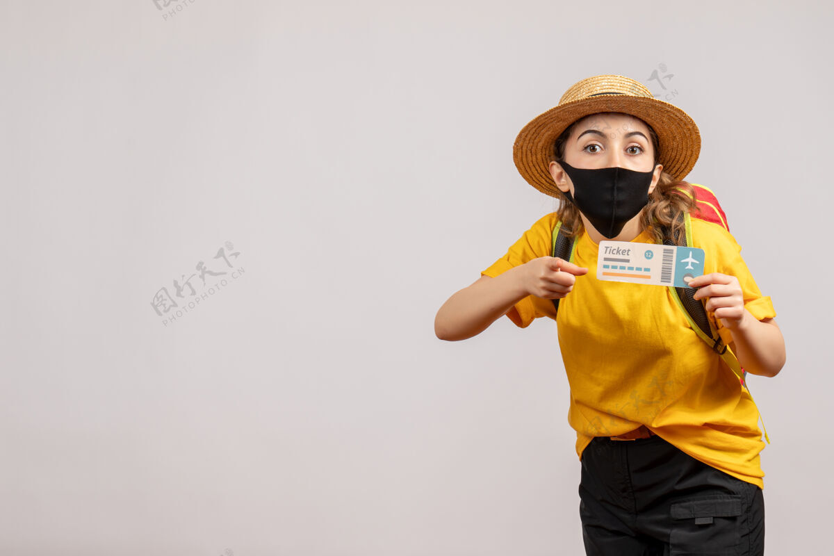 旅游正面图戴着黑色面具的年轻女子拿着旅行票成人年轻女子新常态