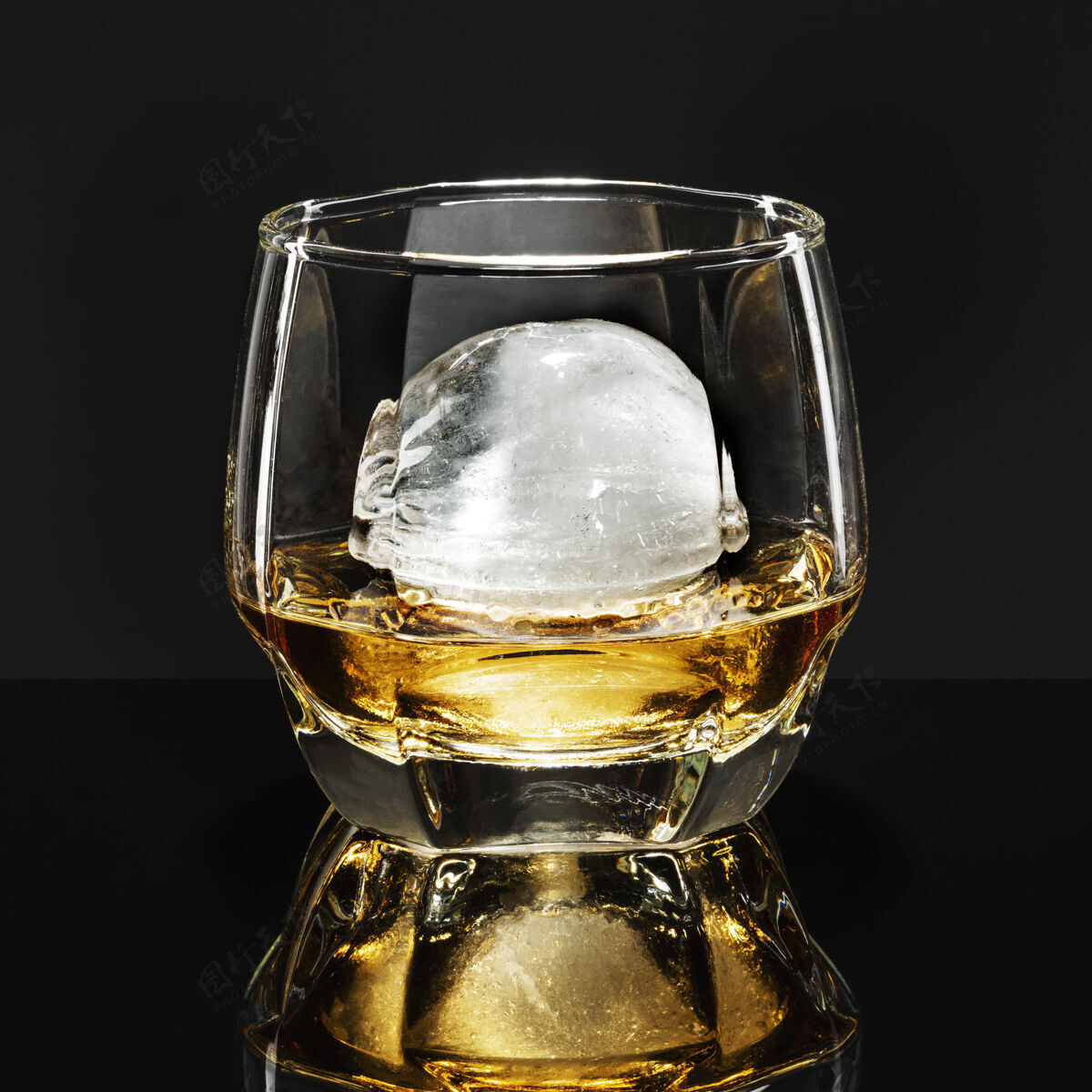 球体威士忌配球形冰鸡尾酒摇滚苏格兰酒精饮料