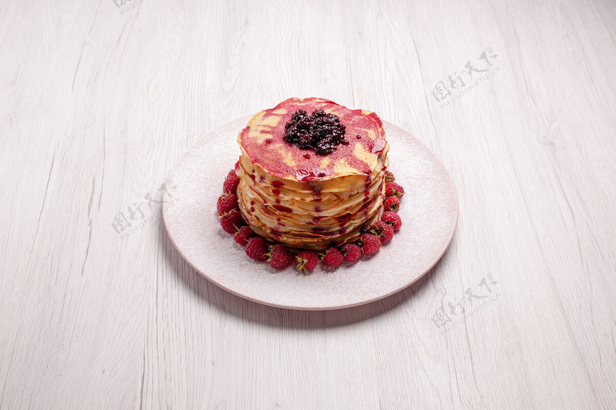 奶油前视图美味的薄煎饼与草莓和果冻在一个白色的办公桌馅饼饼干甜浆果蛋糕美味草莓水果