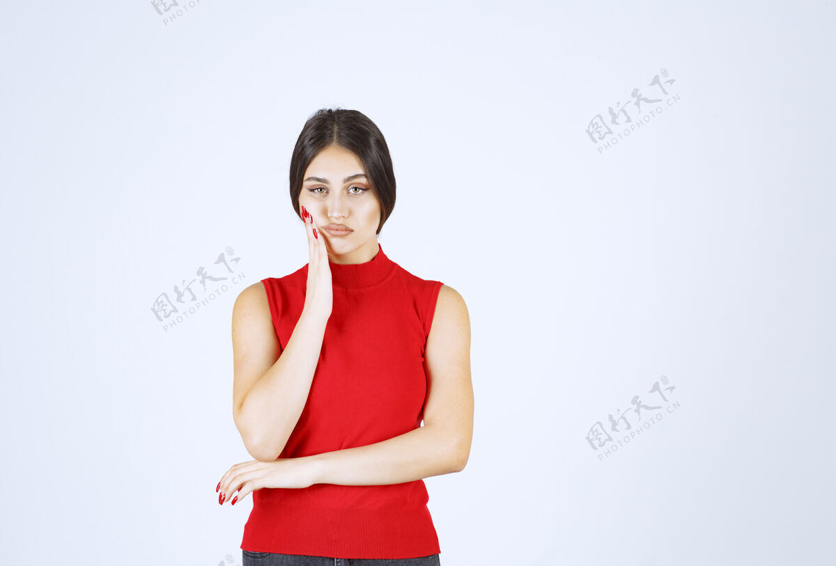 压力穿红衬衫的女孩看起来很不满意姿势人员工