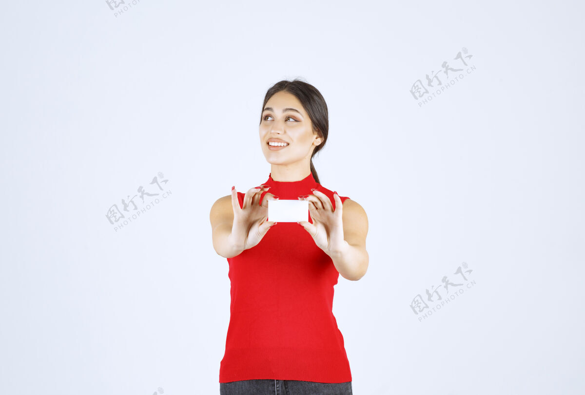 服装穿红衬衫的女孩出示名片联系人职员休闲