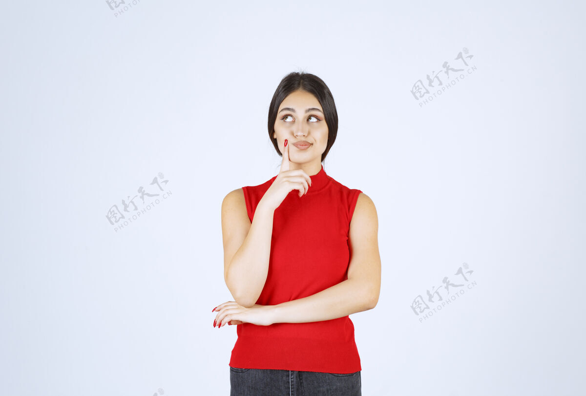 服装穿红衬衫的女孩在思考 让她头脑清醒员工年轻计划