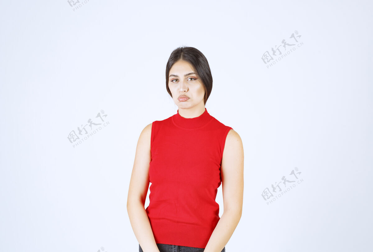 无聊穿红衬衫的女孩看起来既伤心又失望思想服装女人