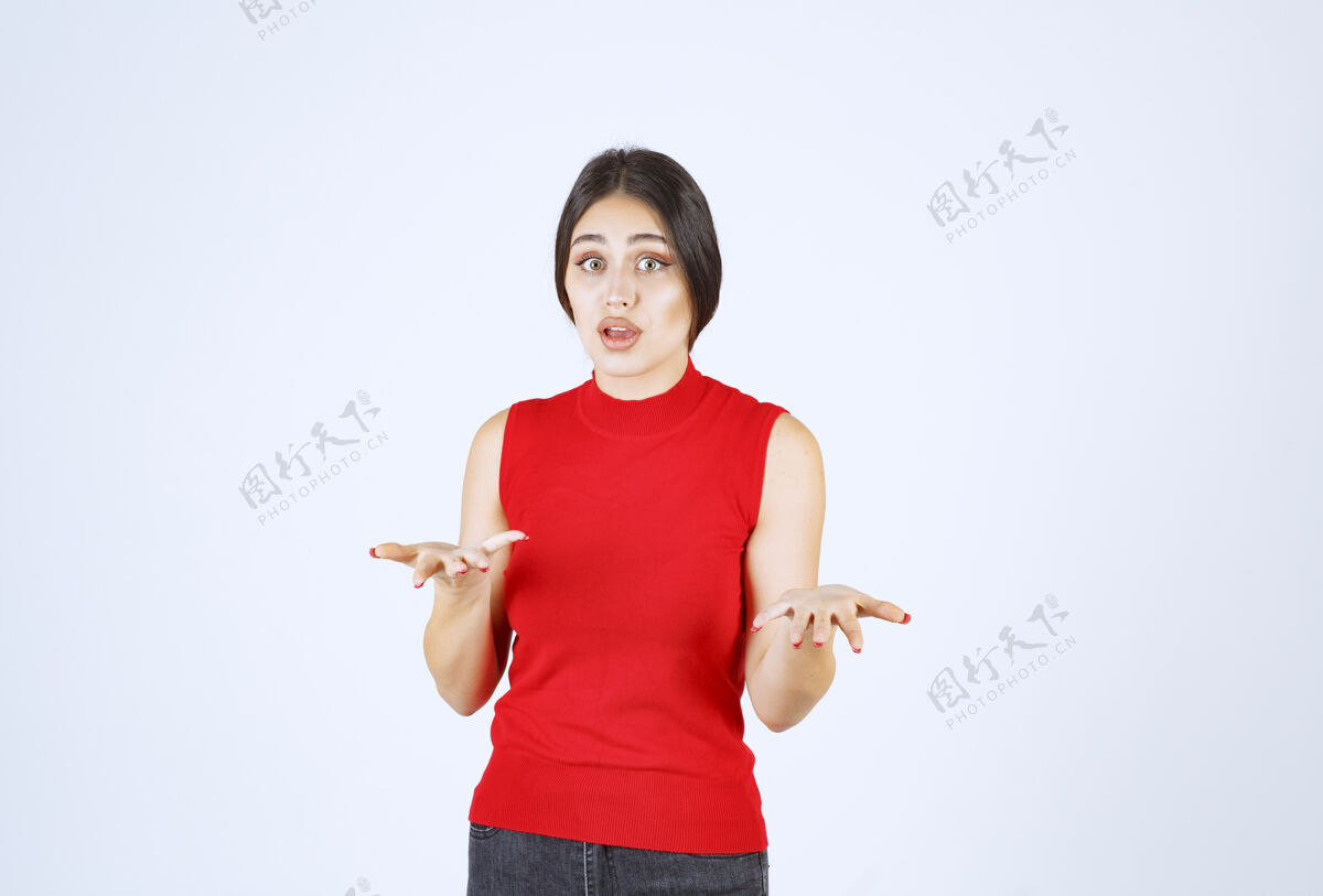 随意穿红衬衫的女孩看起来既紧张又紧张年轻无聊雇员