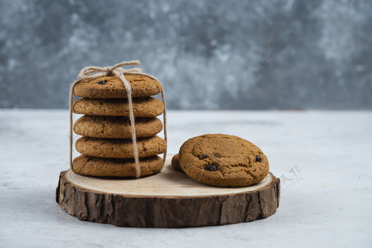 食物巧克力饼干用绳子放在木板上面包房糕点好吃
