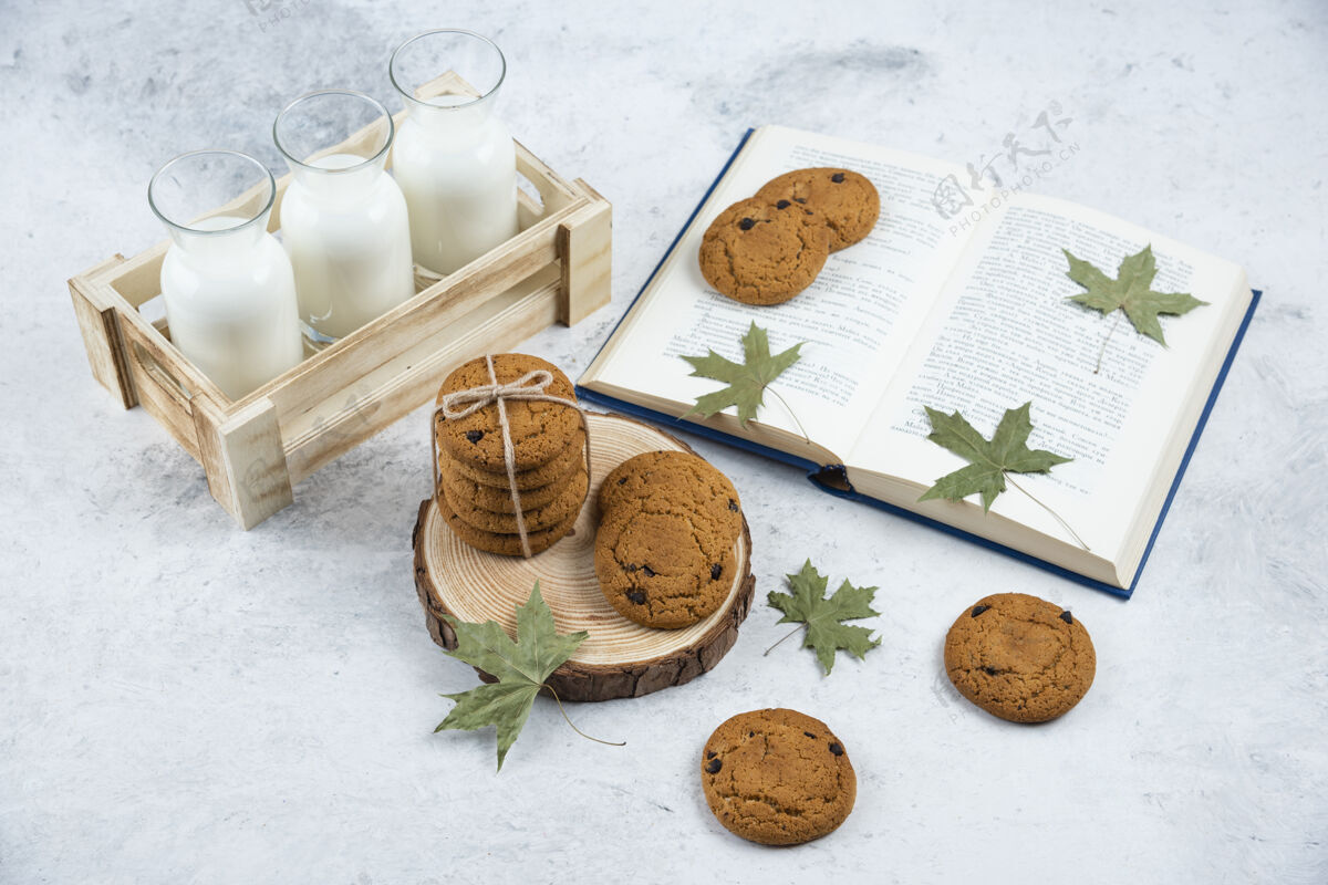 好吃巧克力饼干用绳子放在木板上面包房巧克力好吃