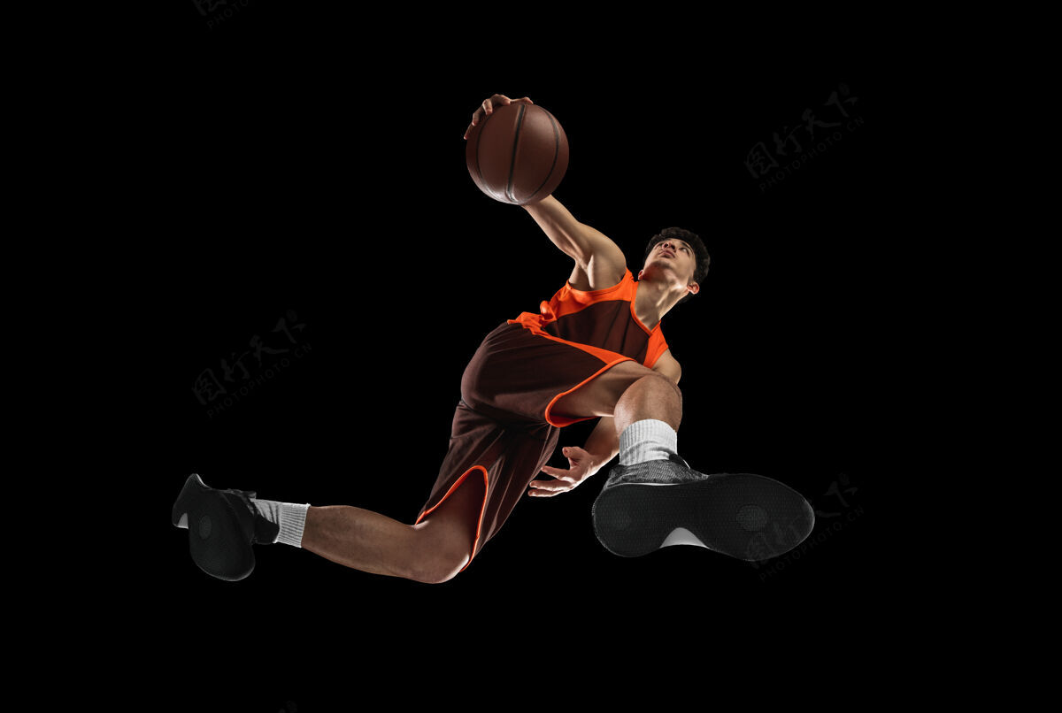 人年轻的职业篮球运动员在行动 运动隔离在黑墙上 从底部看运动的概念 运动 能量和动态 健康的生活方式训练 练习比赛团队篮球