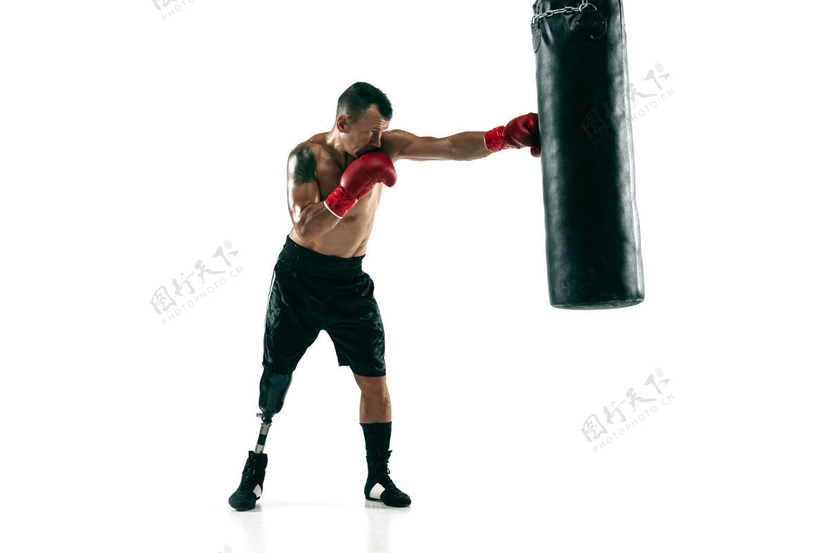 适应带假肢的肌肉运动员的全长肖像 复制空间戴着红手套的男拳击手训练和练习隔离在白墙上运动的概念 健康的生活方式假肢肌肉运动