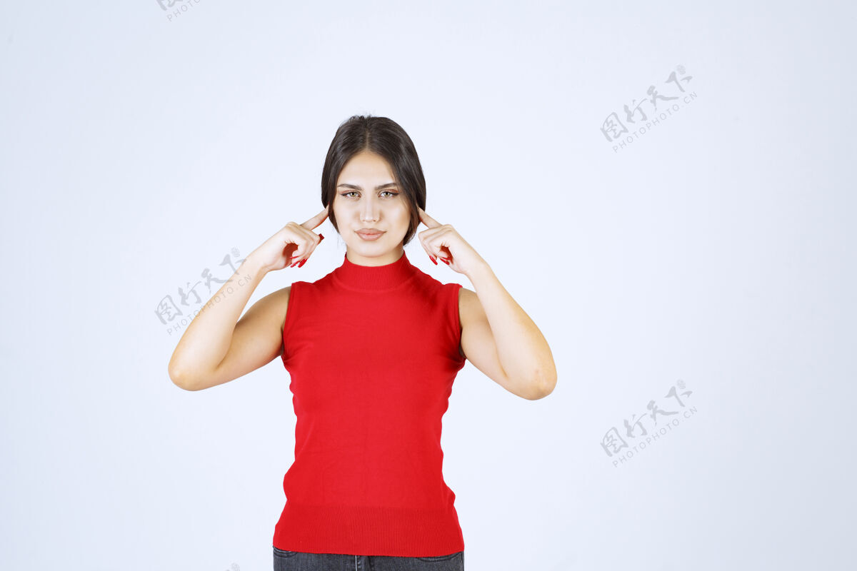 年轻人穿红衬衫的女孩在思考和分析计划成年人思想