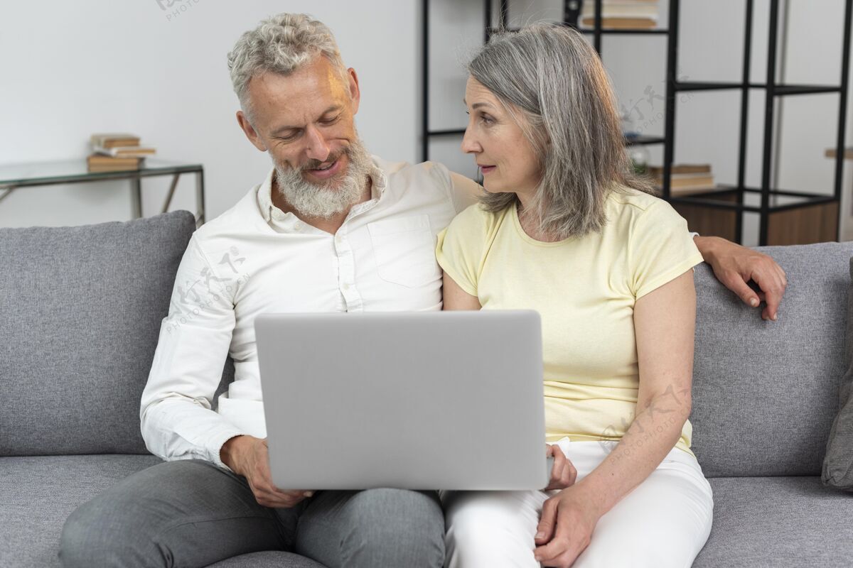学习老两口在家沙发上用笔记本电脑老年夫妇老人女人