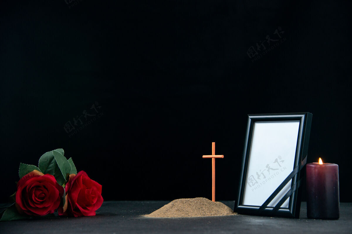 葬礼带蜡烛和黑色相框的小坟墓正面图死亡黑暗蜡烛