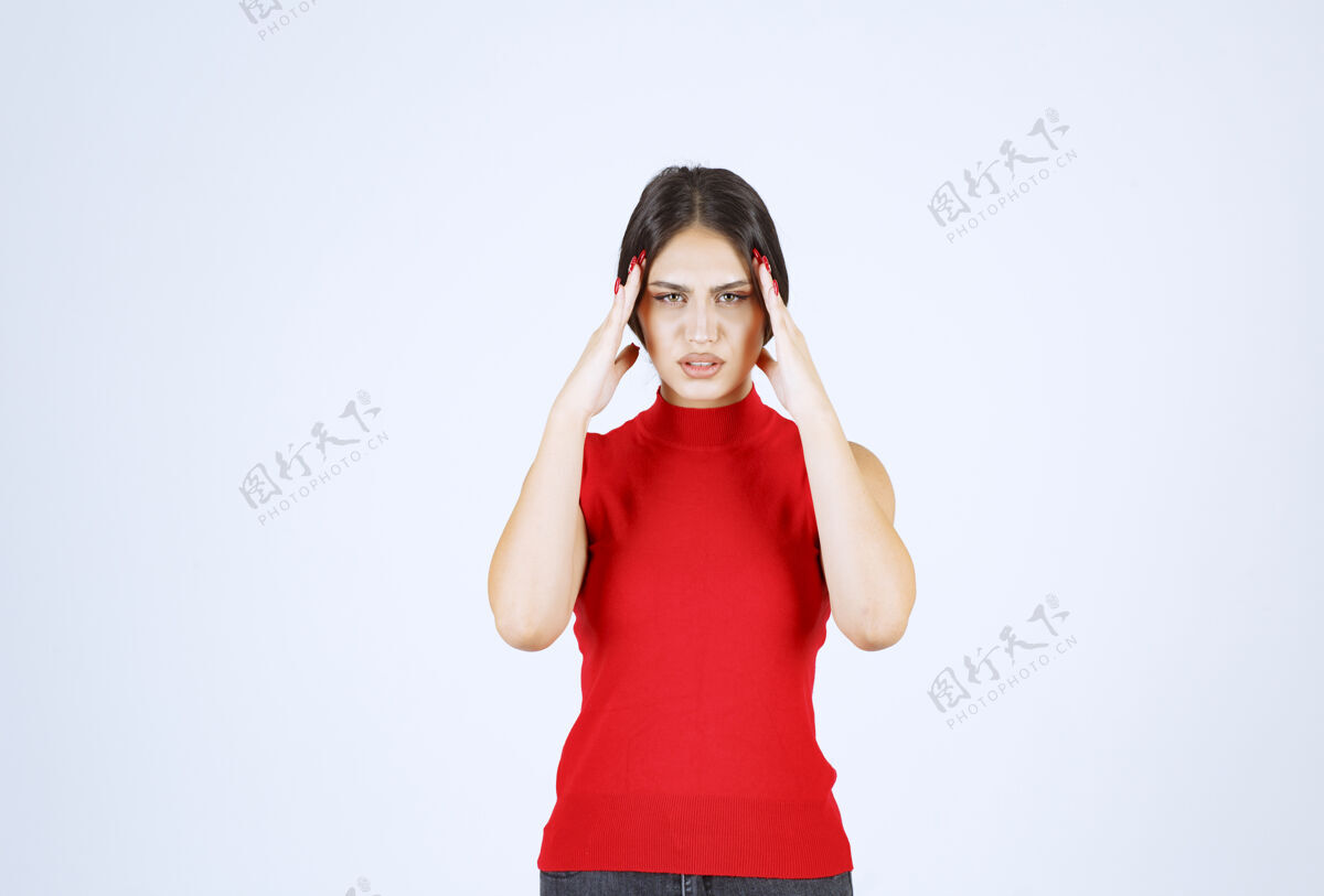 年轻穿红衬衫的女孩在思考 让她头脑清醒冥想梦想女性