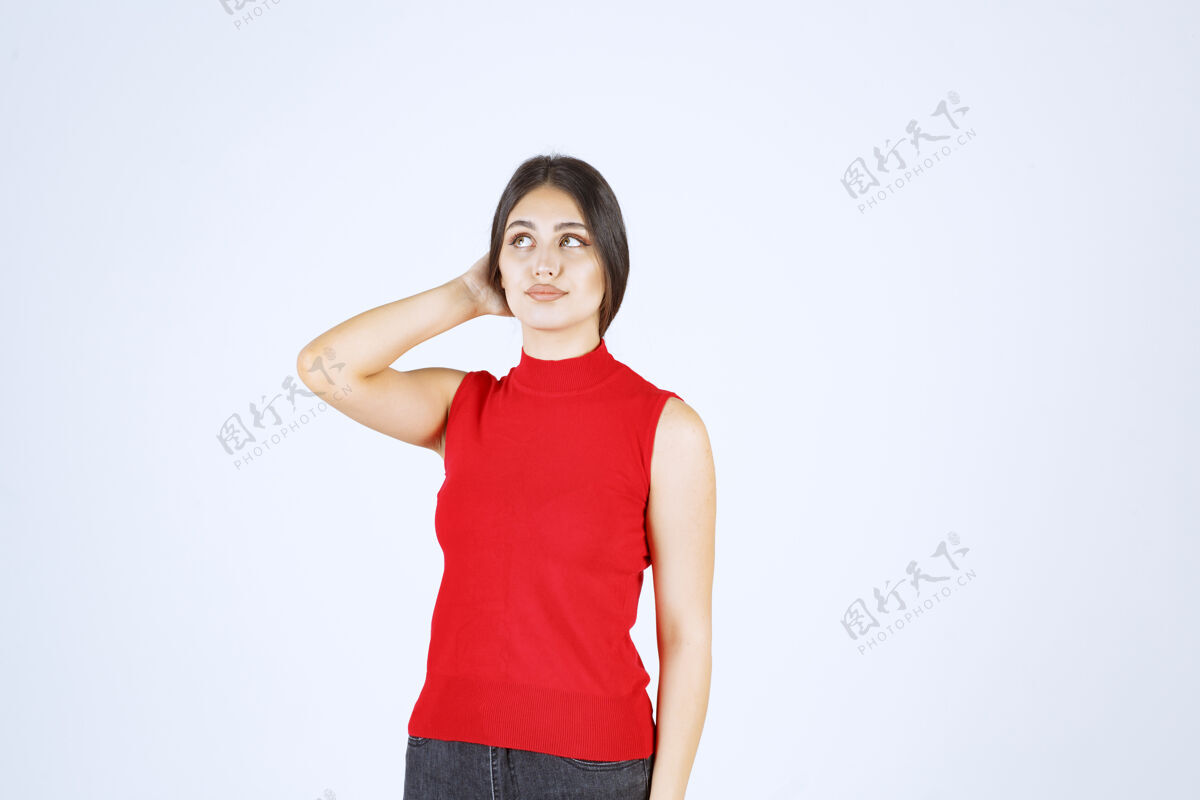 人穿红衬衫的女孩摆出中性 积极和吸引人的姿势年轻服装年轻