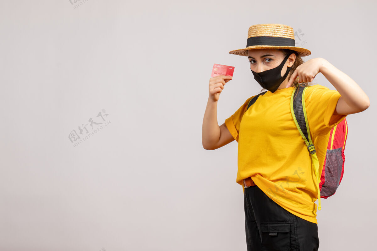 黄色正面图身穿黄色t恤的年轻女子手持卡片冒险人面罩