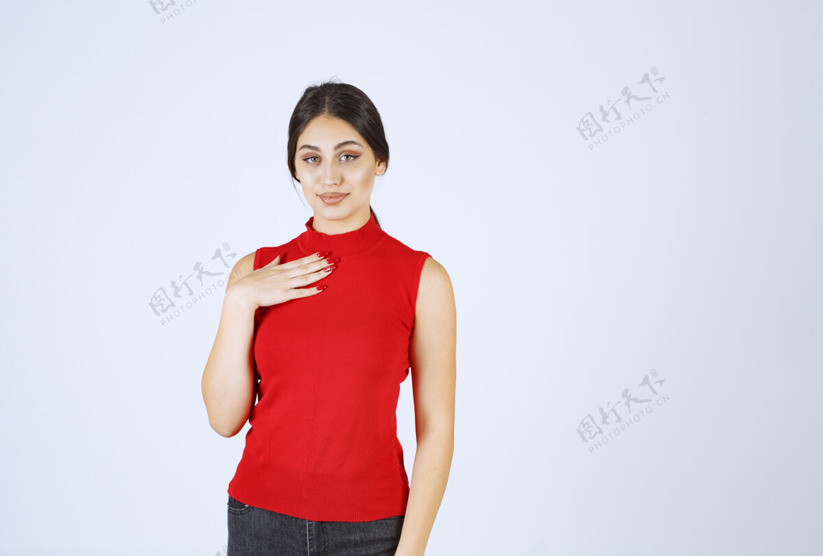 工人穿红衬衫的女孩指着自己姿势职员意识